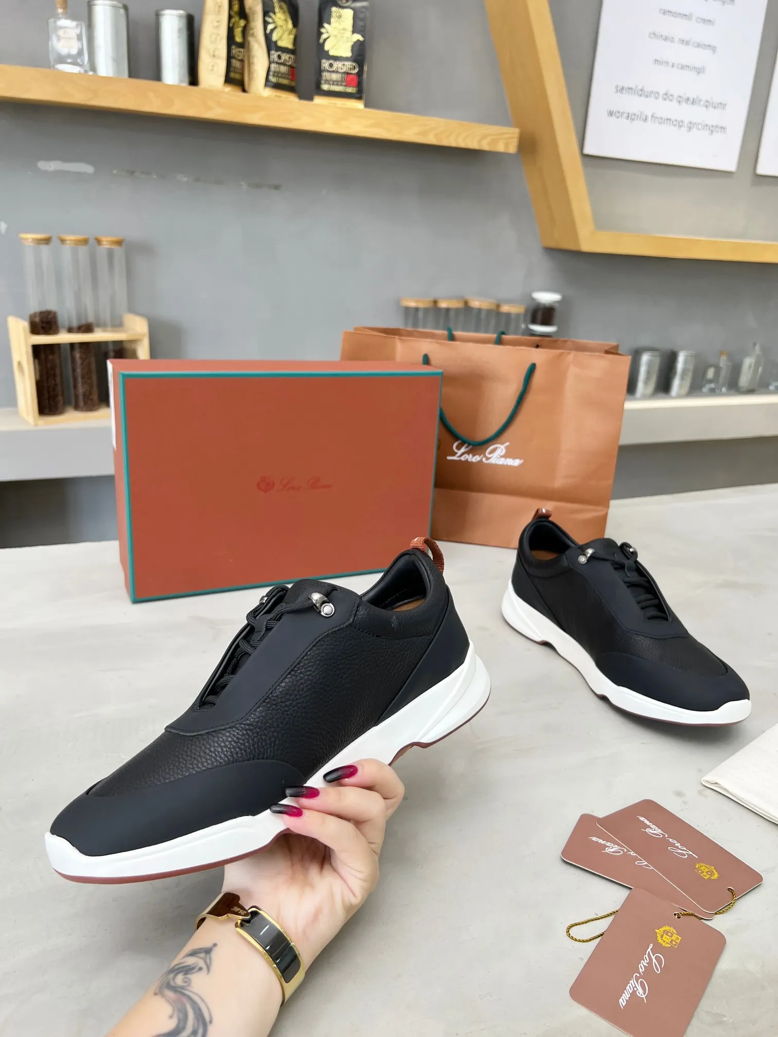 Men's shoes 💰660 🧚‍♂️Loro Piana*👉Top genuine grade👉Buy the original 1:1 copy💯💯💯 Founded the existing Loro Piana company on April 24, 1924. It is now the sixth generation of family business, providing top-quality products to customers who are discerning about taste and quality. ❤️ Imported silk calfskin and South Korean natural cowhide. The interior is made of imported A-grade water-dyed cowhide. 💯💯💯 Original molded base. 💯Authentic packaging code number: 39-46